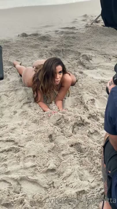 Anitta packs pelada de quatro na praia em sessão de fotos para o Onlyfans