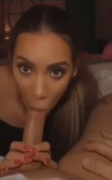 Anitta pagando boquete e bebendo porra no Onlyfans