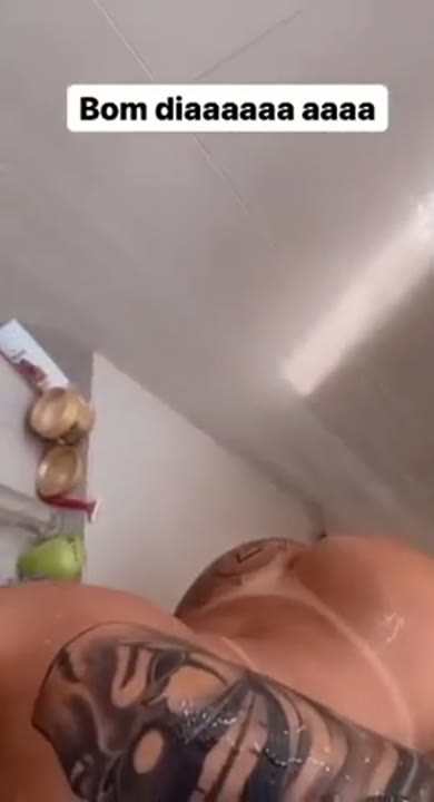 DJ Nathi video amador pelada no banho exibindo a buceta molhadinha