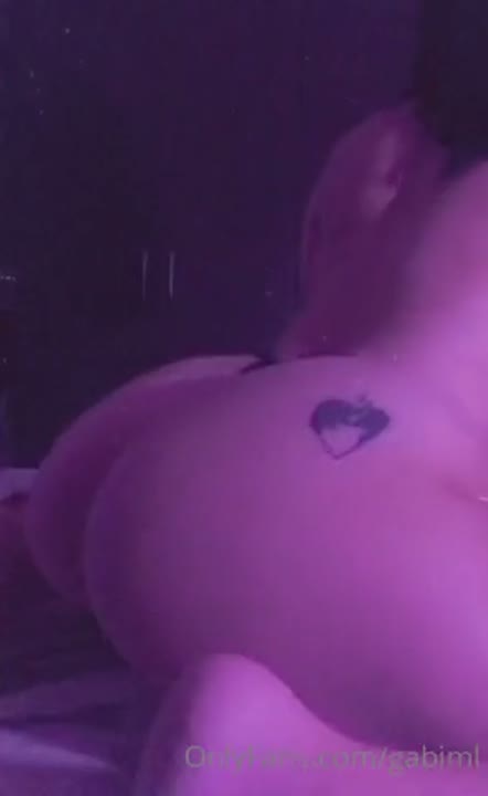 Gabiml pelada de quatro provocando com a bunda gostosa e calcinha socada