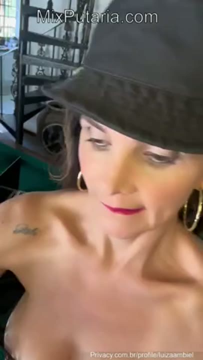 Luiza Ambiel pelada fazendo um tour por seu corpinho maduro gostoso