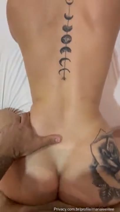 Maria Leite transando sem camisinha de quatro com um plug anal no cuzinho