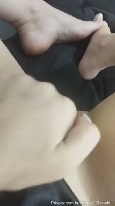 Gi Bianchi batendo siririca e gemendo safadinha em video amador