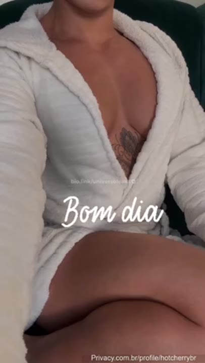 Hotcherrybr cavala mostrando os peitos grandes de manhã