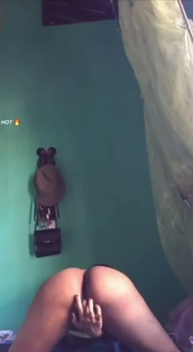 Novinha querendo vara ficou de quatro e foi masturbando a bucetinha ao vivo