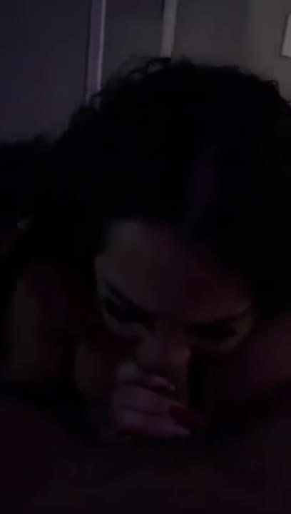 Julia Almeida porno caseiro chupando um pau duro toda peladinha