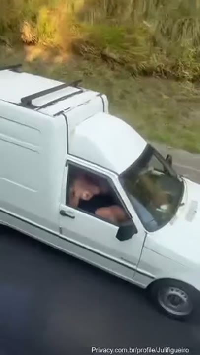 Juli Figueiro flagra amador exibindo os peitos e a buceta para um caminhoneiro na estrada