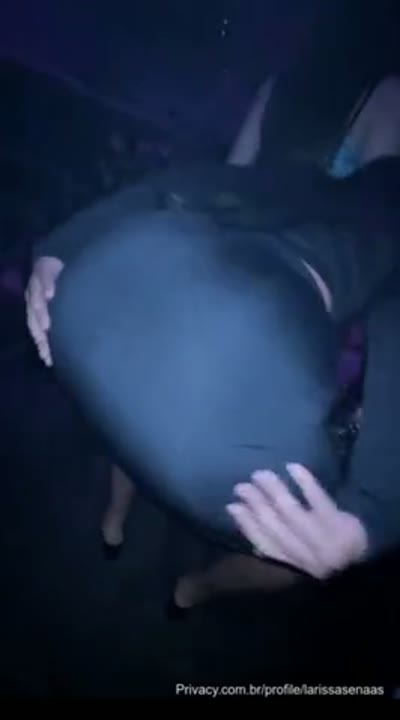 Larissa Senas dançando funk sem calcinha na balada e mostrando a xota
