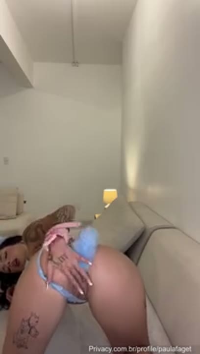 Paula Faget pelada brincando com a bucetinha cheia de tesão