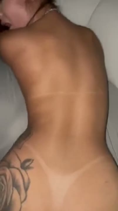 Magrinha Danni dando o cuzinho de quatro