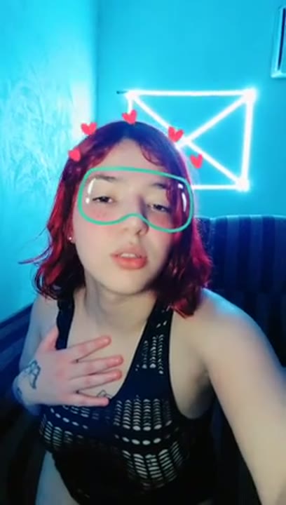 Ruivinha em live se masturbando e mostrando o cuzinho ao vivo na webcam
