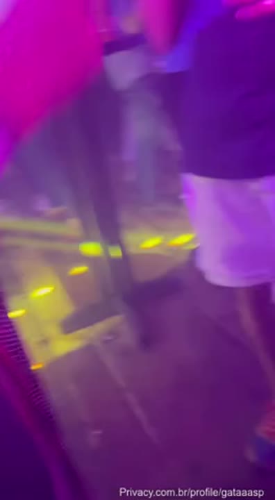 Gataaasp porn roçando a buceta na piroca sem calcinha na balada