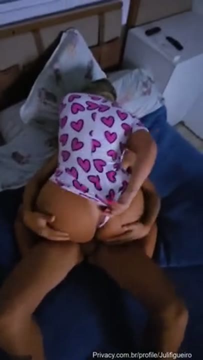 Juli Figueiro vadia mamando a rola do novinho feito uma puta