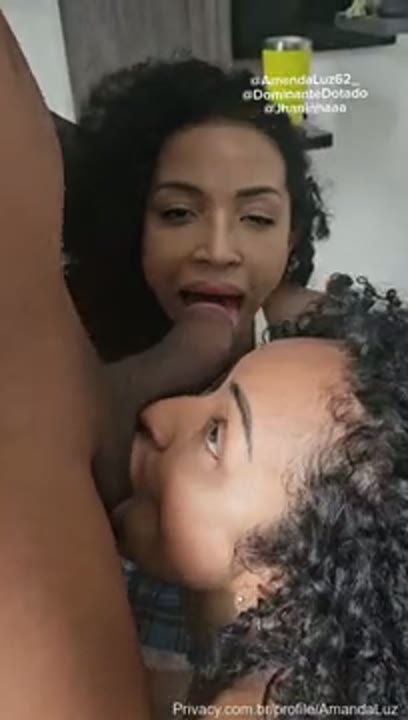 Pornô Amanda Luz e amiga chupando piroca preta grande e gostosa