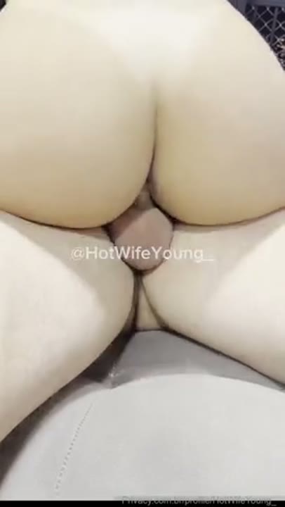 Casada pelada puta cavalgando na rola do amante na frente do corno que filma o porno