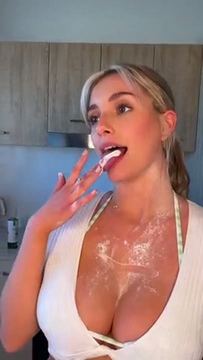 Lily Rose Onlyfans da loirinha gringa se exibindo de calcinha fio dental