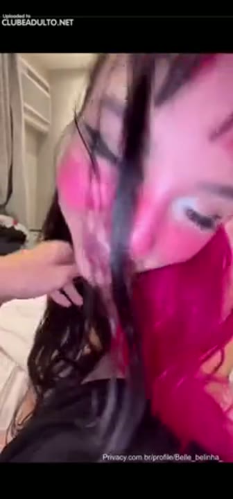 Belle Belinha mamando rola e levando leite na boca