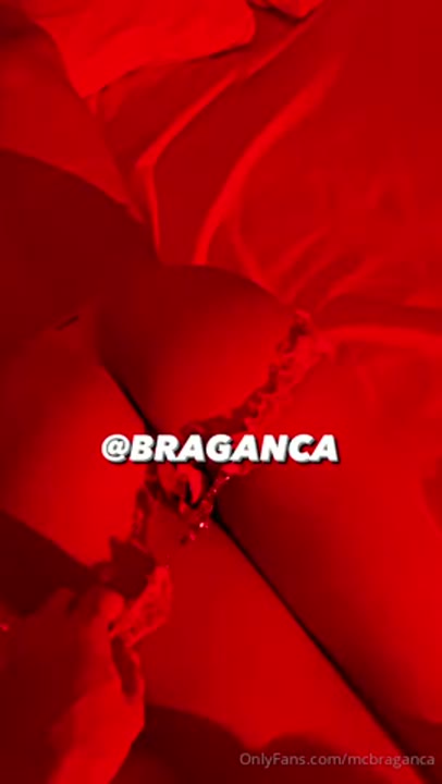 Mc Bragança nua empinando o rabo para o comedor no Privacy