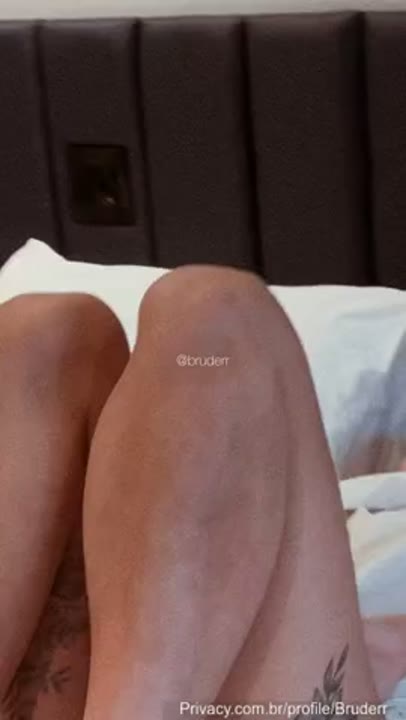 Bruderr nua em uma cena quente na cama o motel
