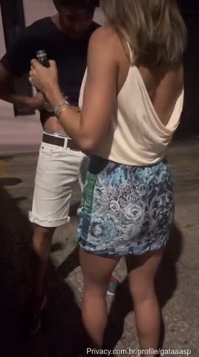 Gataaasp porno pagando boquete para um macho no meio da rua