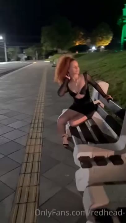 Redhead pron caiu na net se exibindo em publico