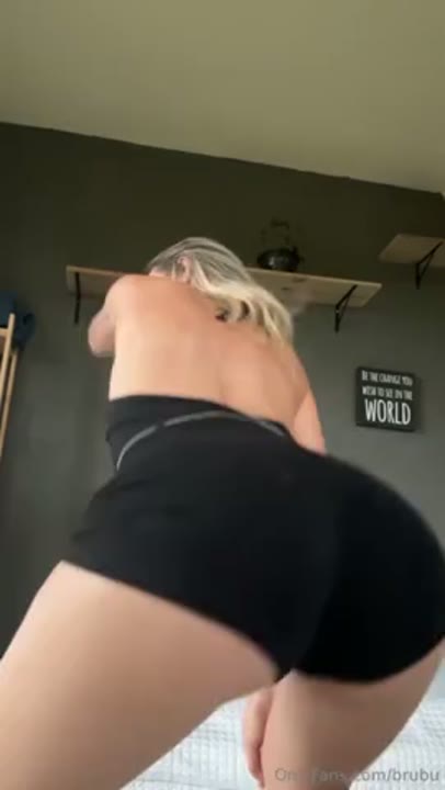 Brubu xxx rebolando a bunda gostoso dançando funk