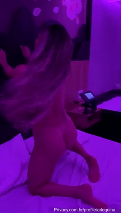 Arlequina video amador peladinha provocando muito na cama do motel