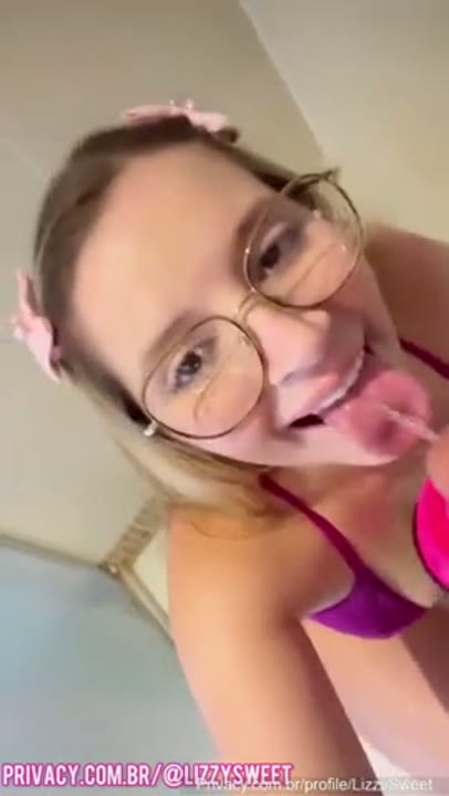 Lizzy Sweet puta safada bebendo mijo do moreno roludo