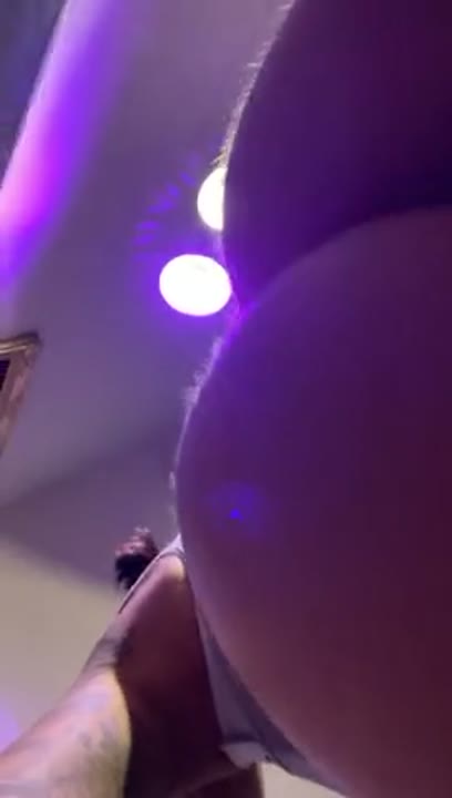 Gina Valentina vídeo amador rebolando a bunda de fio dental