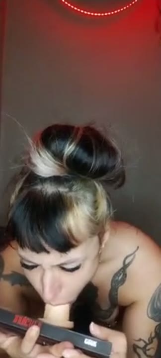 Pamela Patricia caiu na net chupando um pau de borracha