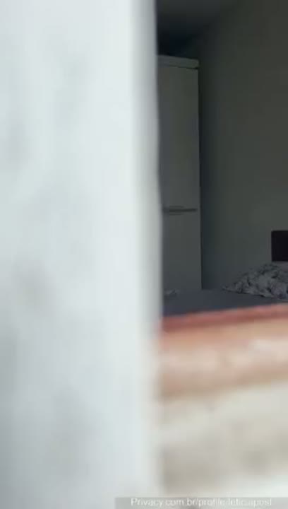 Leticia Post câmera escondida flagra a gostosa arrumando a cama pelada