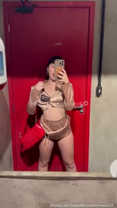 Yamine novinha safada mostrando os peitos naturais no banheiro da balada