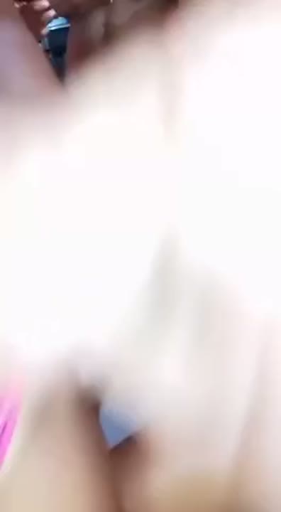 Feveladas peladas ao vivo dançando funk e se masturbando na webcam