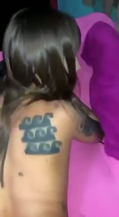Amadora tatuada transando de quatro sem camisinha e gemendo na pica grossa