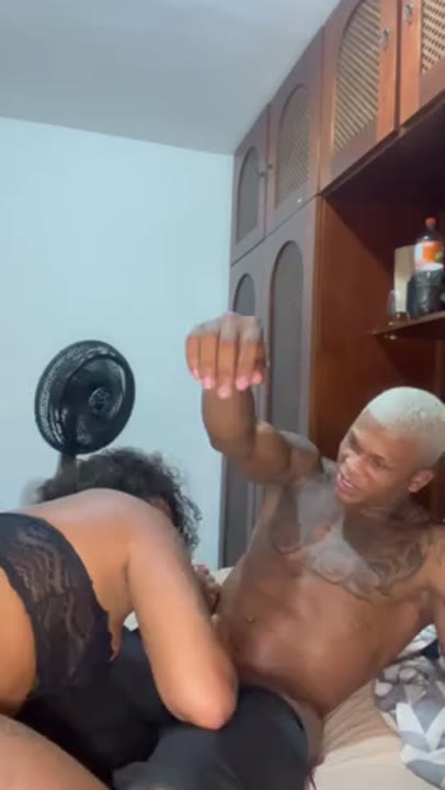 Larissa Piu Piu transando com um cria do RJ no porno caseiro do Privacy