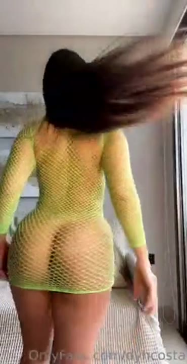 Dyh Costa rebolando o cuzão gostoso sem calcinha ao som do funk