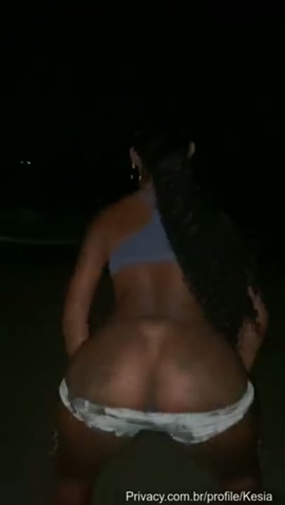 Kesia funkeira passando o dedo no cuzinho e lambendo os peitos na praia