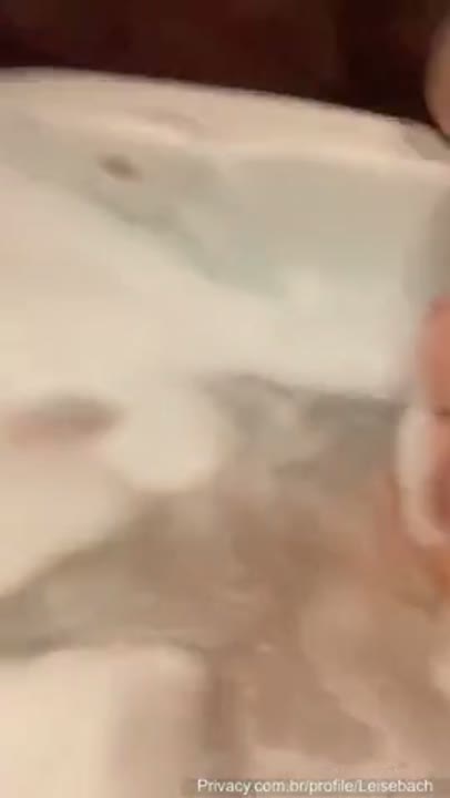 Leise Bach acompanhante caiu na net mostrando os peitos na hidro