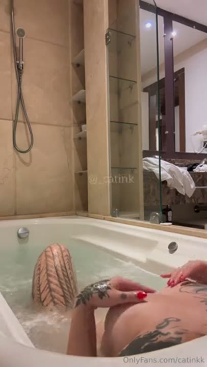 Catink de quatro na banheira do motel louca para foder