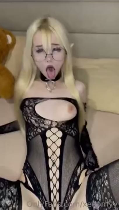 Xenomyy anal dando o cuzinho e gemendo vestida de elfa