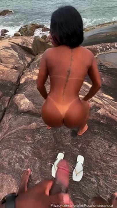 Pocahontas Carioca pagando boquete e levando gozada no rosto