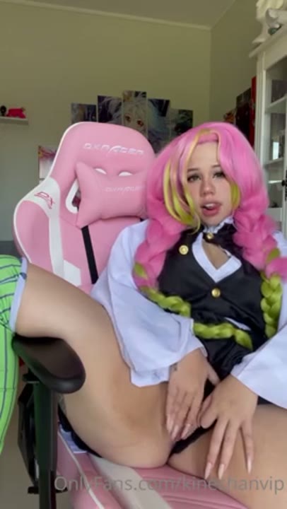 Kinechanvip Onlyfans se masturbando usando um cosplay de anime