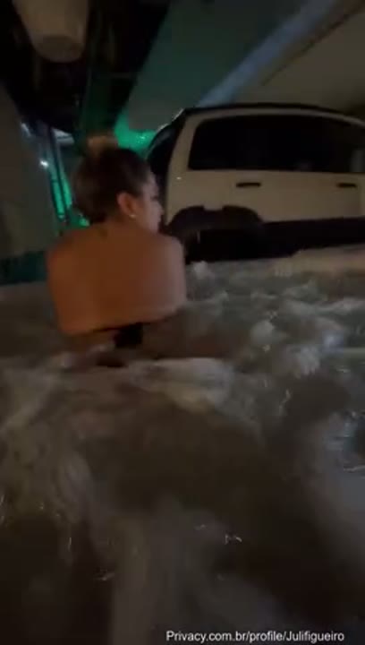 Juli Figueiro querendo transar empinando o rabo na benheira do motel