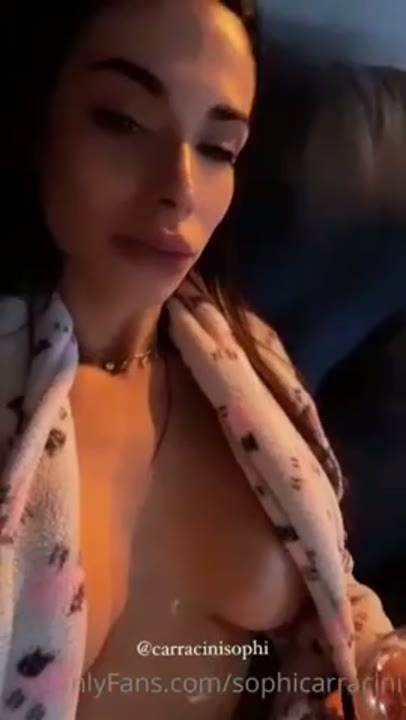 Sophi Carracini porno masturbando a bucetinha gostosa em um video amador