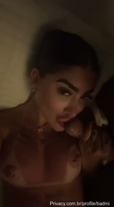 Privacy Mc Mirella pelada se exibindo com a piroca do Dynho na boca