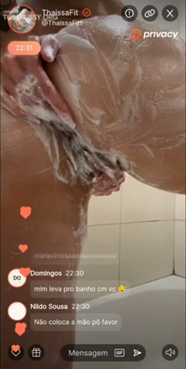 Thaissa Fit fazendo live tomando banho