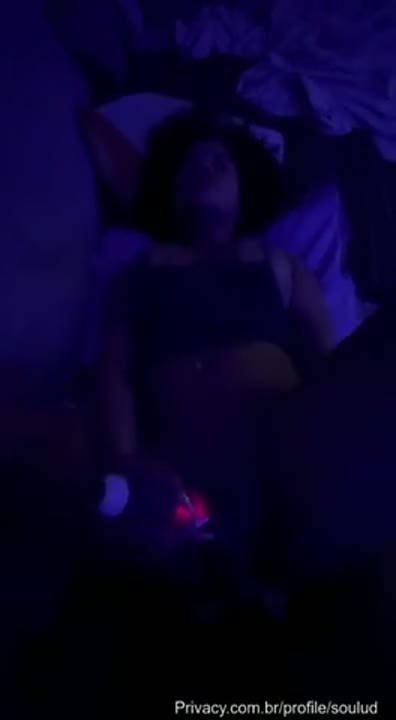 Soulud transando no pelo e gemendo com vibrador na buceta durante o sexo