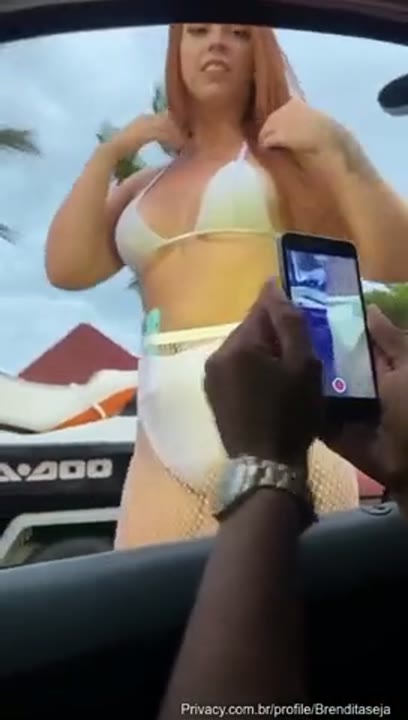 Brendita Seja caiu na net mostrando os peitos para os fãs na rua