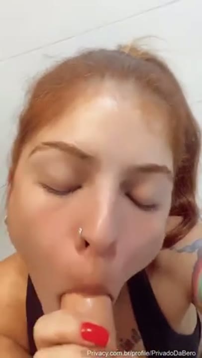Privado da Bero vazou na net chupando um pau de borracha