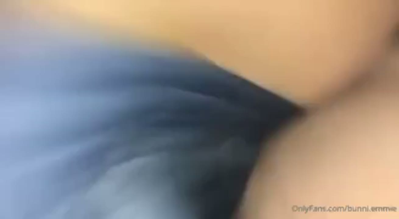Bunni Emmie fudendo no pelo e gemendo enquanto goza na pirocada forte